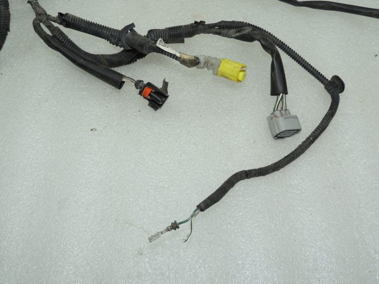 Toyota Avensis T27 virsbūves motora nodalījuma elektroinstalācijas instalācija 8211105Y20