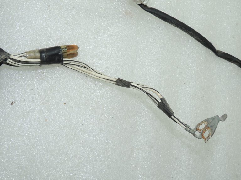 Toyota Avensis T27 virsbūves motora nodalījuma elektroinstalācijas instalācija 8211105Y20