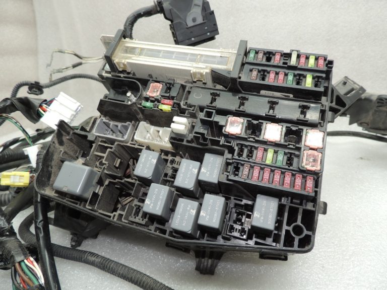 Toyota Avensis T27 virsbūves motora nodalījuma elektroinstalācijas instalācija 8211105Y20