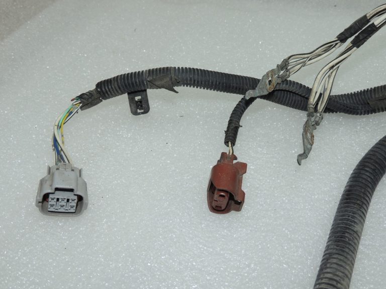Toyota Avensis T27 virsbūves motora nodalījuma elektroinstalācijas instalācija 8211105Y20
