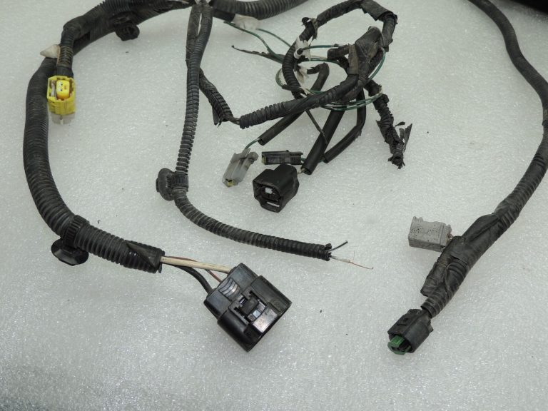 Toyota Avensis T27 virsbūves motora nodalījuma elektroinstalācijas instalācija 8211105Y20