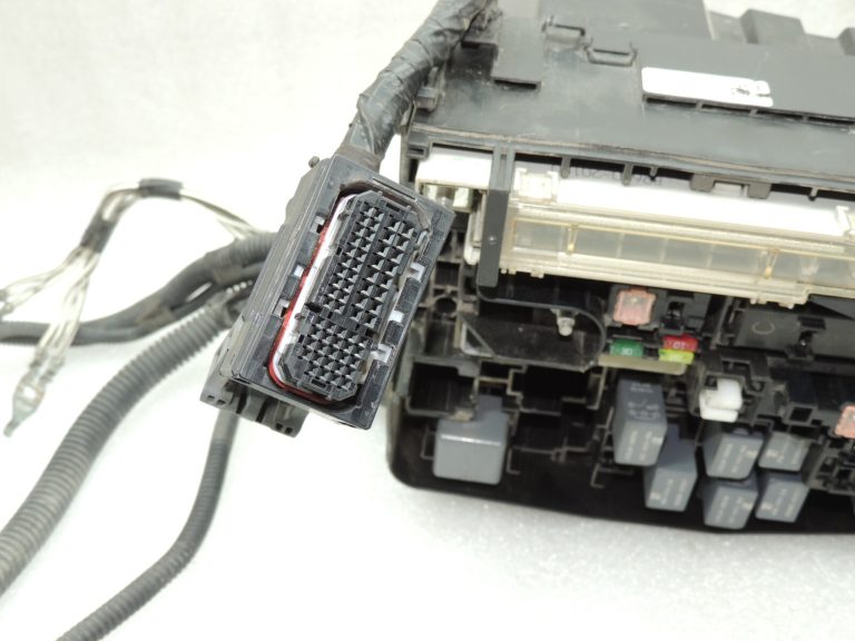 Toyota Avensis T27 virsbūves motora nodalījuma elektroinstalācijas instalācija 8211105Y20