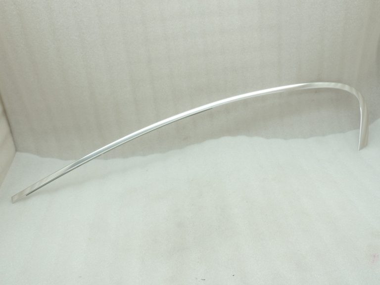 Oriģinālā BMW 5. sērijas F10 durvju aizmugurējā kreisā augšējā hroma apdare 51357182299 7182299