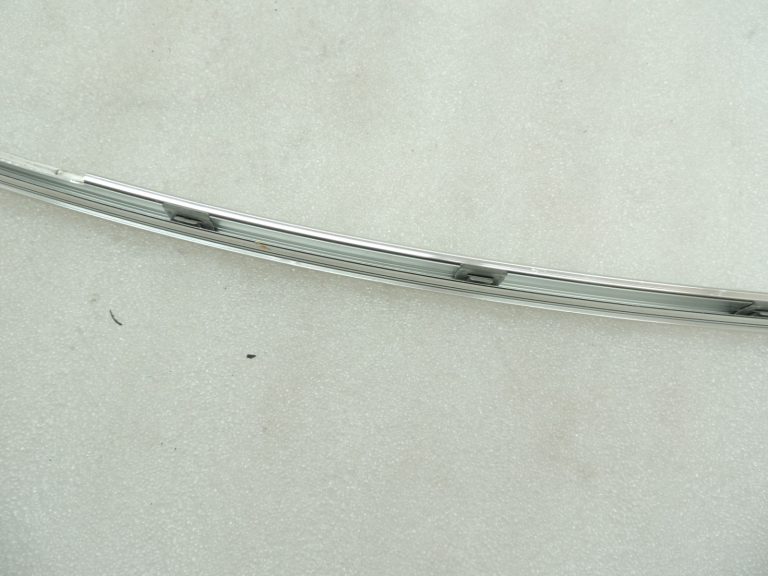 Oriģinālā BMW 5. sērijas F10 aizmugurējā labā durvju līstes augšējā hroma daļa 51357182300 7182300