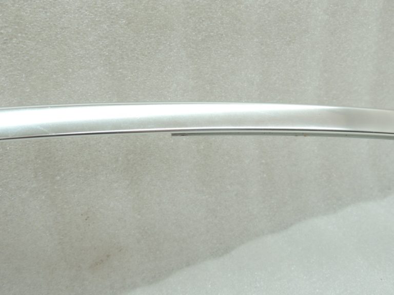 Oriģinālā BMW 5. sērijas F10 aizmugurējā labā durvju līstes augšējā hroma daļa 51357182300 7182300