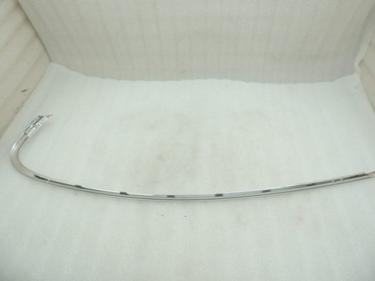 Oriģinālā BMW 5. sērijas F10 aizmugurējā labā durvju līstes augšējā hroma daļa 51357182300 7182300