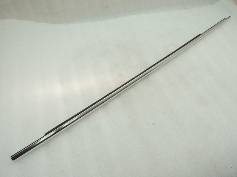 Oriģinālā BMW 5. sērijas F10 F11 F18 durvju līstes priekšējā labā loga līstes 51337182276