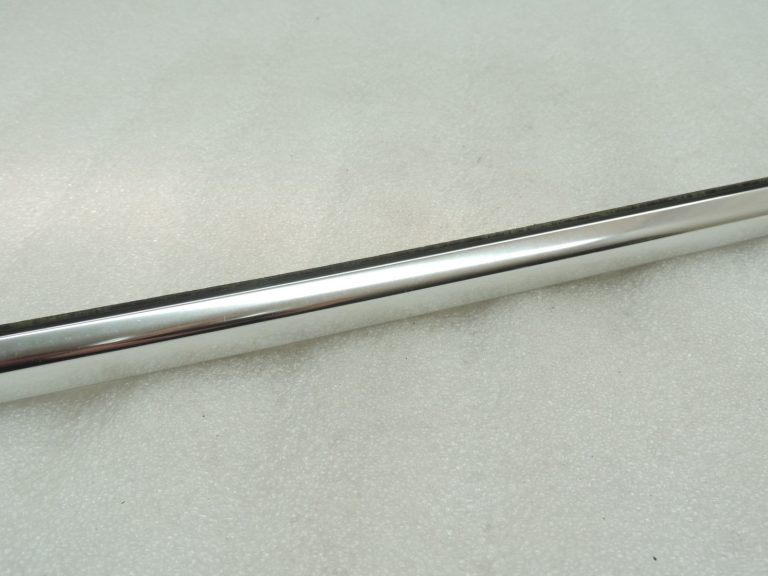 Oriģinālā BMW 5. sērijas F10 F11 F18 durvju līstes priekšējā labā loga līstes 51337182276