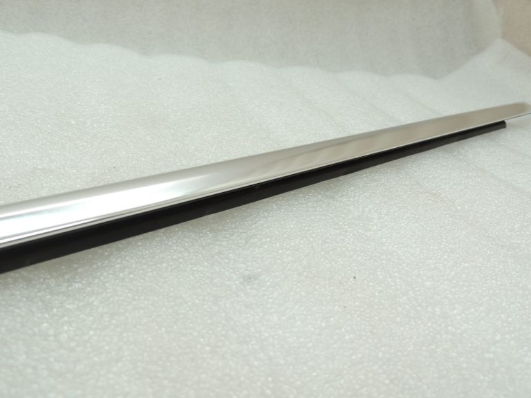 Oriģinālā BMW 5. sērijas F10 F11 F18 durvju līstes priekšējā labā loga līstes 51337182276