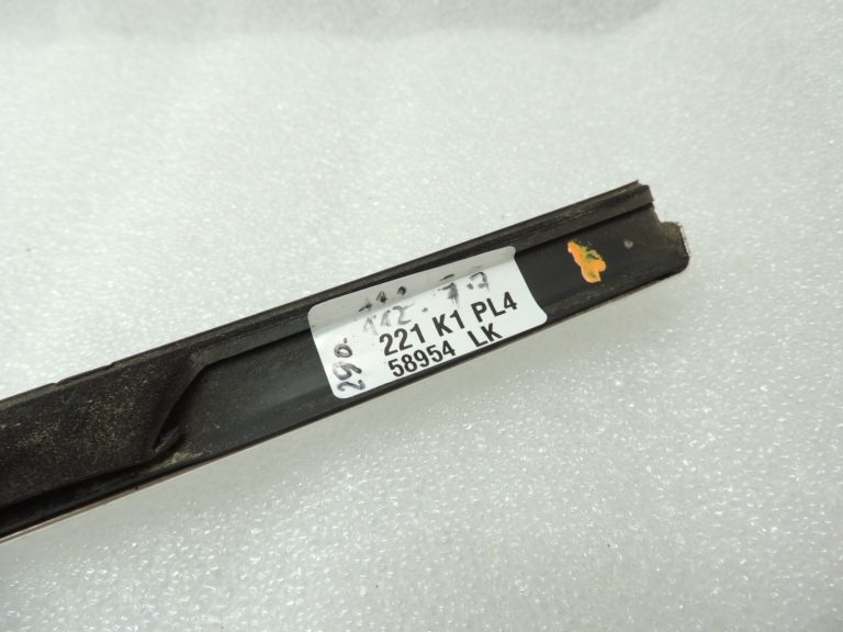 Oriģinālā BMW 5. sērijas F10 durvju līstes aizmugurējā labā loga līstes 51357182292 7182292