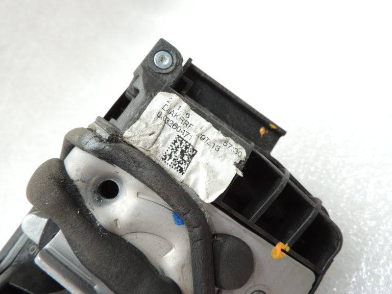 Oriģinālā Mercedes Benz W205 aizmugurējā labā durvju slēdzene A0997309600