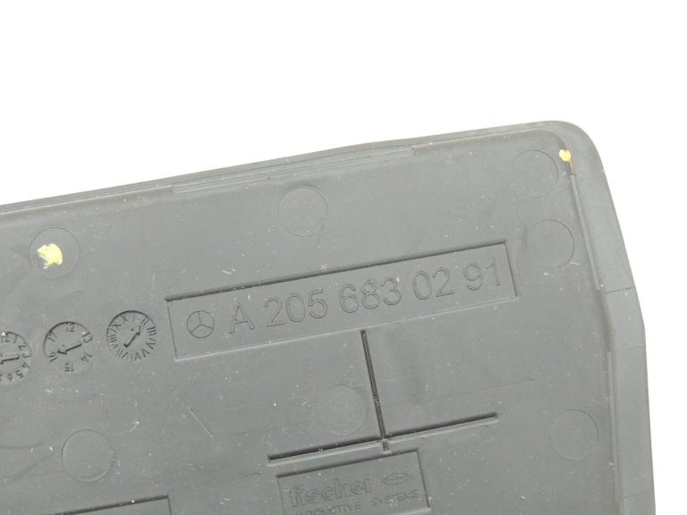 Oriģinālais Mercedes Benz W205 centrālās konsoles nodalījuma gumijas paklājiņš A2056801307
