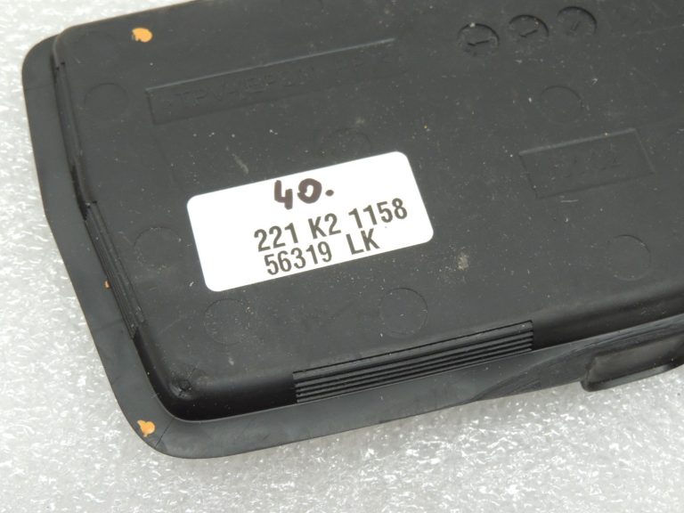 Oriģinālais Mercedes Benz W205 centrālās konsoles nodalījuma gumijas paklājiņš A2056801307