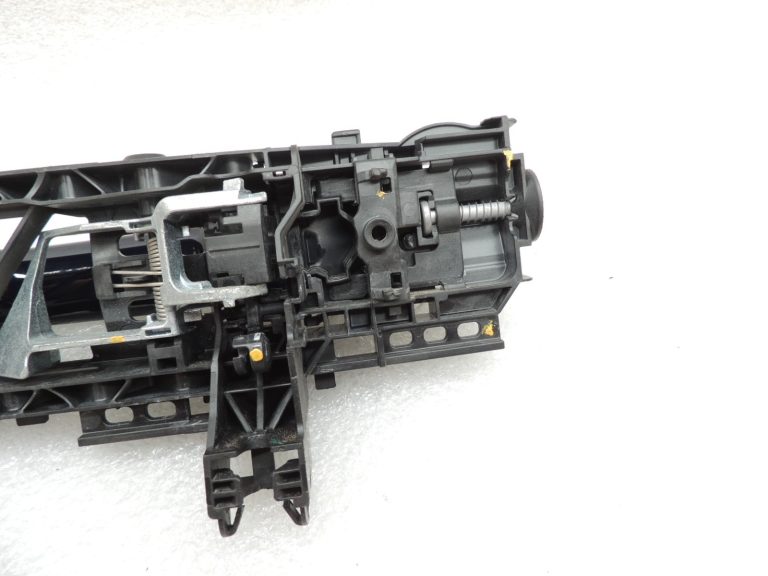 Oriģinālais Mercedes W205 aizmugurējais labās puses ārdurvju rokturis 890U Canvasite Blue A0997601800