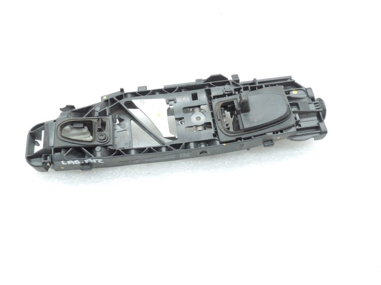 Oriģinālā Mercedes W205 C63 AMG durvju rokturis iekšējais rāmis aizmugurējā labajā pusē A0997602200