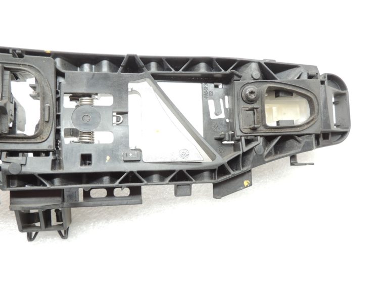 Oriģinālā Mercedes W205 C63 AMG durvju rokturis iekšējais rāmis aizmugurējā labajā pusē A0997602200
