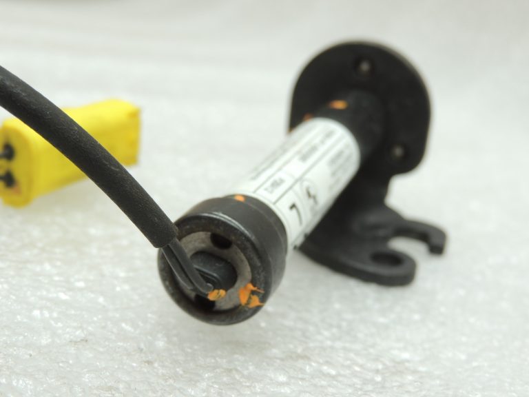 Oriģinālā BMW F10 F11 F06 F06 F12 F01 F12 F01 F02 Motora pārsega slēdzene pa kreisi 51237263055
