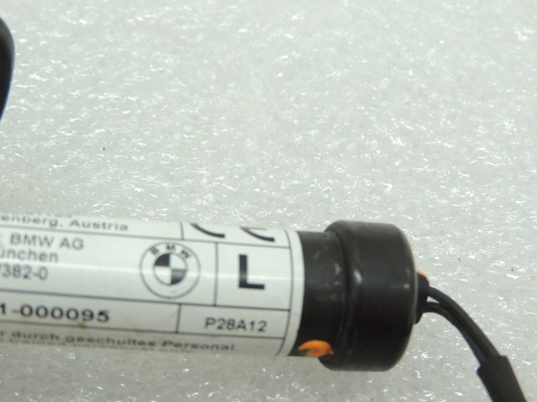 Oriģinālā BMW F10 F11 F06 F06 F12 F01 F12 F01 F02 Motora pārsega slēdzene pa kreisi 51237263055