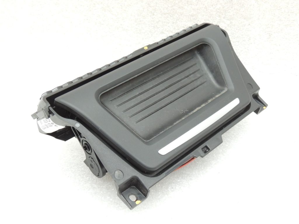 Oriģinālā BMW 5. sērijas F10 F11 centrālās konsoles priekšējā pelnu trauksme 51169171558
