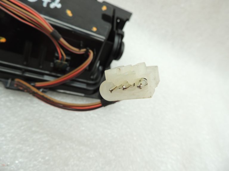 Oriģinālā BMW 5. sērijas F10 F11 centrālās konsoles priekšējā pelnu trauksme 51169171558