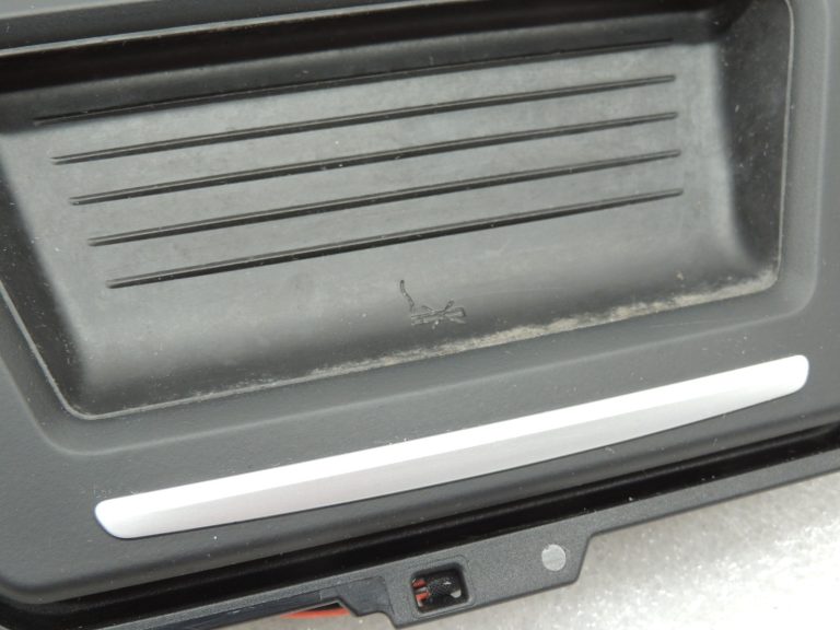 Oriģinālā BMW 5. sērijas F10 F11 centrālās konsoles priekšējā pelnu trauksme 51169171558