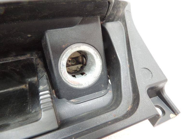 Oriģinālā BMW 5. sērijas F10 F11 centrālās konsoles priekšējā pelnu trauksme 51169171558