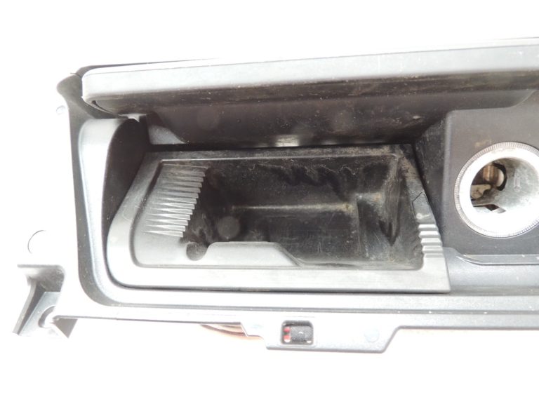 Oriģinālā BMW 5. sērijas F10 F11 centrālās konsoles priekšējā pelnu trauksme 51169171558