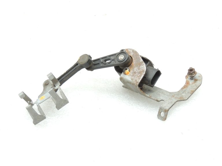 Oriģinālais Mercedes W205 aizmugurējās ass līmeņa sensors ar sakabi A0009053704