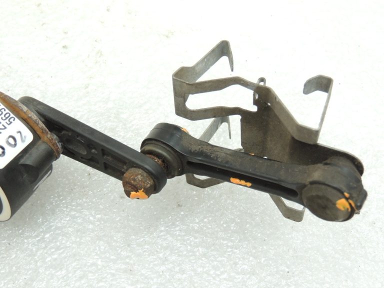 Oriģinālais Mercedes W205 aizmugurējās ass līmeņa sensors ar sakabi A0009053704
