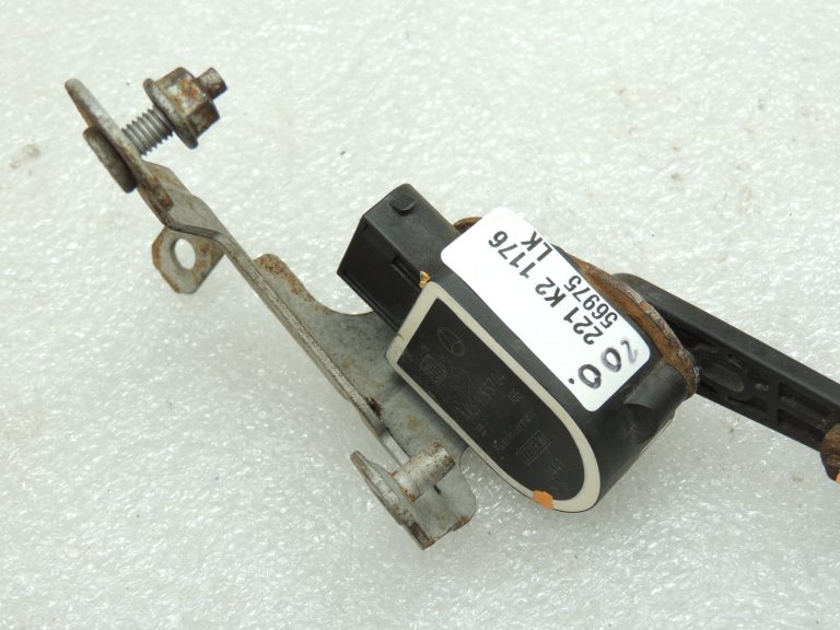 Oriģinālais Mercedes W205 aizmugurējās ass līmeņa sensors ar sakabi A0009053704