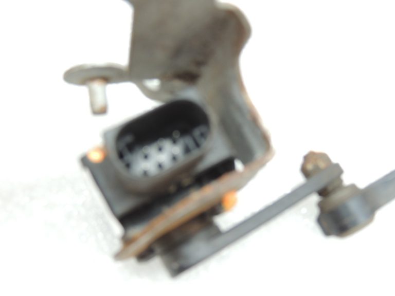 Oriģinālais Mercedes W205 aizmugurējās ass līmeņa sensors ar sakabi A0009053704