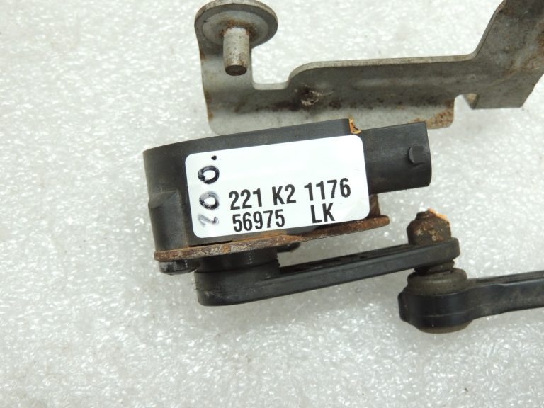 Oriģinālais Mercedes W205 aizmugurējās ass līmeņa sensors ar sakabi A0009053704