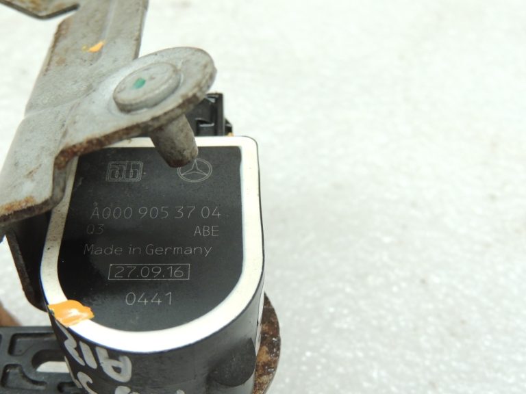 Oriģinālais Mercedes W205 aizmugurējās ass līmeņa sensors ar sakabi A0009053704