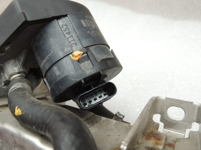 Oriģinālais BMW N47N N57N EGR vārsta radiatora korpuss 11717823210