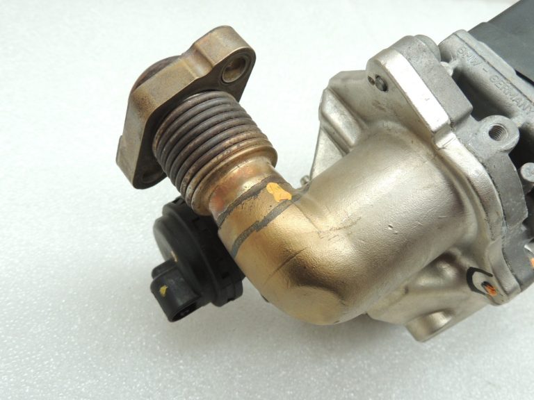 Oriģinālais BMW N47N N57N EGR vārsta radiatora korpuss 11717823210