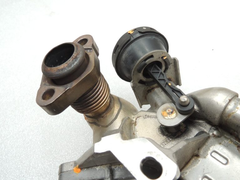 Oriģinālais BMW N47N N57N EGR vārsta radiatora korpuss 11717823210