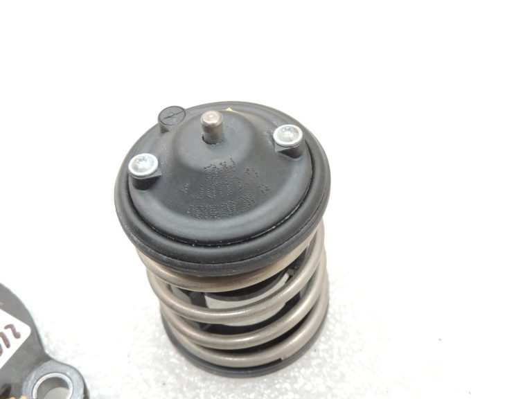 Oriģinālais BMW N47N termostata korpusa vāciņš 11518516203 Termostats 11518512234