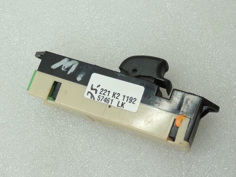 Mitsubishi L200 K7 Priekšējais labās puses elektrisko logu slēdzis MR732122 8608A026HA