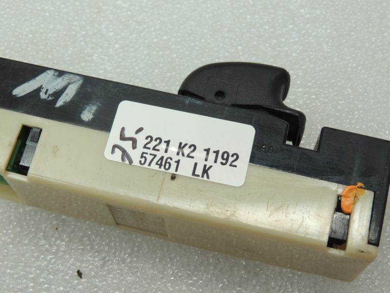 Mitsubishi L200 K7 Priekšējais labās puses elektrisko logu slēdzis MR732122 8608A026HA