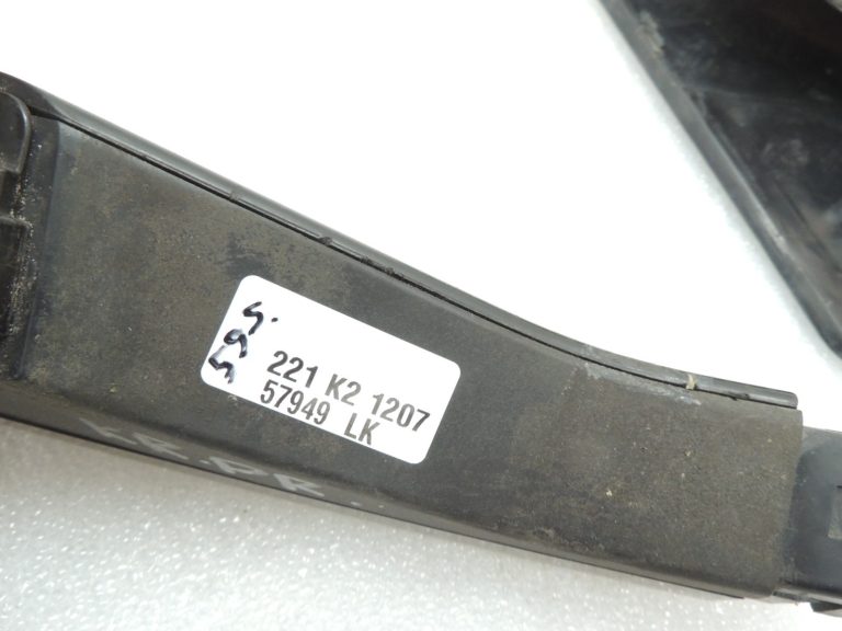Oriģinālā Mitsubishi Pajero V78W jumta sliedes kreisais vāciņš MR598105