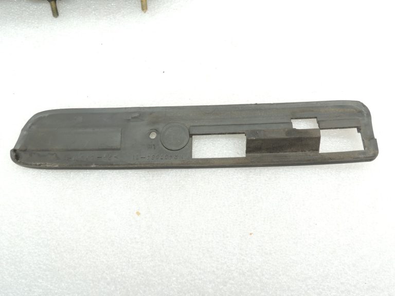 Oriģinālā Mitsubishi Pajero V78W jumta sliedes kreisais vāciņš MR598105