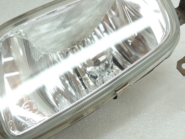 Oriģinālais Mitsubishi Pajero V68W priekšējais kreisais miglas lukturis MR416414