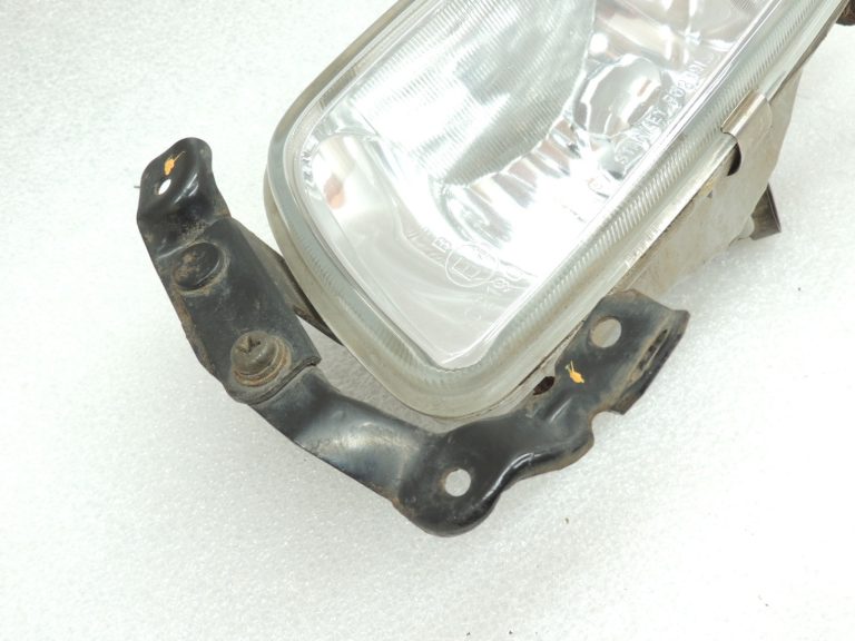 Oriģinālais Mitsubishi Pajero V68W priekšējais kreisais miglas lukturis MR416414