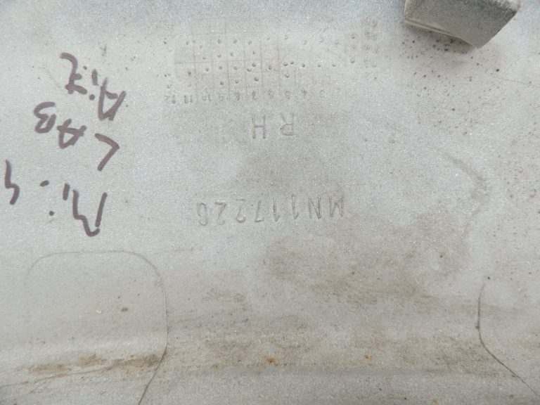 Oriģinālā aprīkojuma Mitsubishi Pajero V78W Aizmugurējā dubļusarga līstes aizmugurējā labā balta MN117226