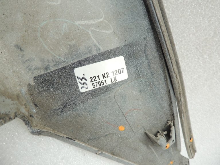 Oriģinālā aprīkojuma Mitsubishi Pajero V78W Aizmugurējā dubļusarga līstes aizmugurējā labā balta MN117226