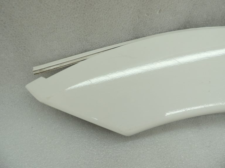Oriģinālā aprīkojuma Mitsubishi Pajero V78W Aizmugurējā dubļusarga līstes aizmugurējā labā balta MN117226