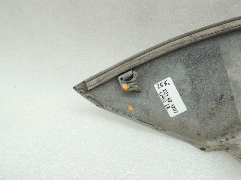Oriģinālās Mitsubishi Pajero V78W aizmugurējā kreisā dubļusarga apdare balta MN117225