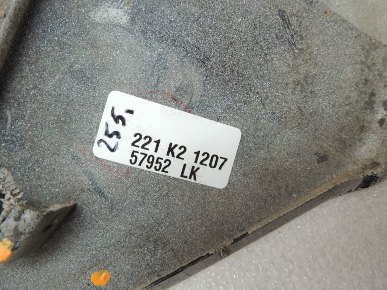 Oriģinālās Mitsubishi Pajero V78W aizmugurējā kreisā dubļusarga apdare balta MN117225