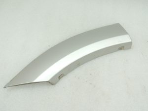 Oriģinālā Mitsubishi Pajero V78W aizmugurējā labā dubļusarga apdare sudraba krāsā A69C MR47875