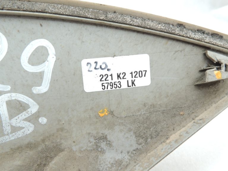 Oriģinālā Mitsubishi Pajero V78W aizmugurējā labā dubļusarga apdare sudraba krāsā A69C MR47875